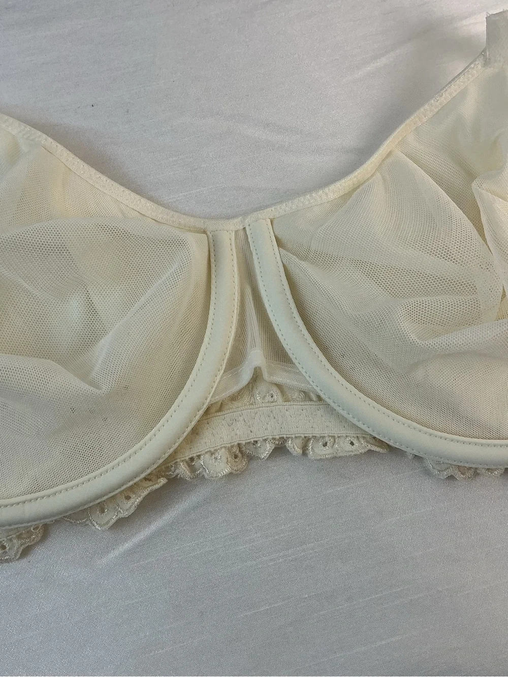 Vintage Olga Second Skin Satin Bra 38DD 33042 Unlined Underwire Lace
